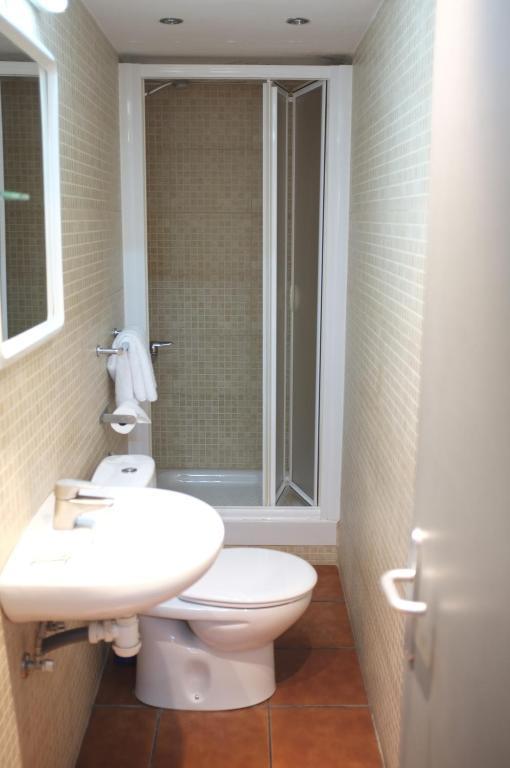Hostal Europa Barcelona Bagian luar foto