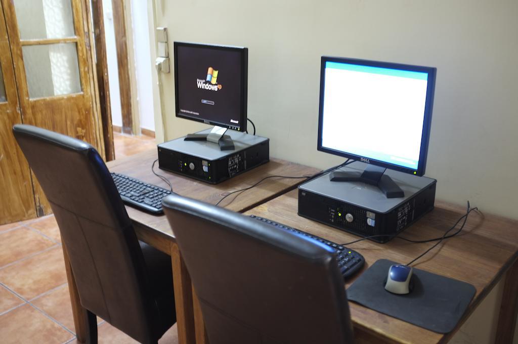Hostal Europa Barcelona Bagian luar foto
